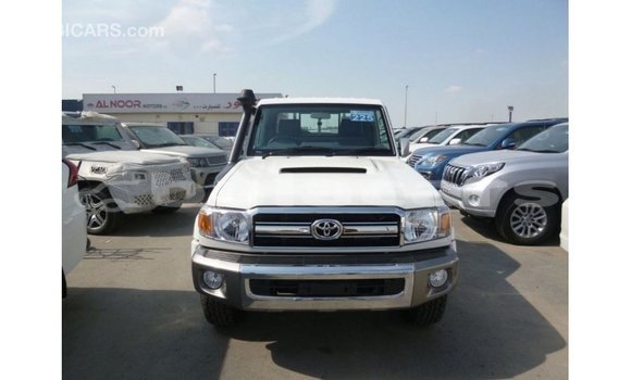 Buy Import Toyota Land Cruiser White Car in Import - Dubai in Central Buy Import Toyota Land Cruiser White Car in Import - Dubai in Central