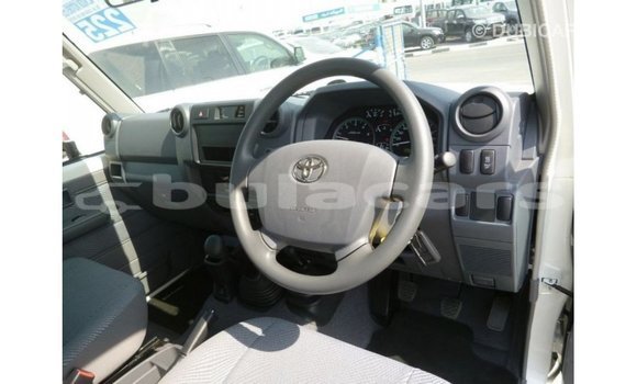 Buy Import Toyota Land Cruiser White Car in Import - Dubai in Central Buy Import Toyota Land Cruiser White Car in Import - Dubai in Central