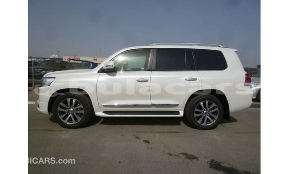 Buy Import Toyota Land Cruiser White Car in Import - Dubai in Central Buy Import Toyota Land Cruiser White Car in Import - Dubai in Central