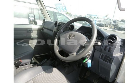 Buy Import Toyota Land Cruiser White Car in Import - Dubai in Central Buy Import Toyota Land Cruiser White Car in Import - Dubai in Central
