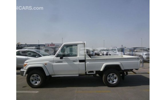 Buy Import Toyota Land Cruiser White Car in Import - Dubai in Central Buy Import Toyota Land Cruiser White Car in Import - Dubai in Central