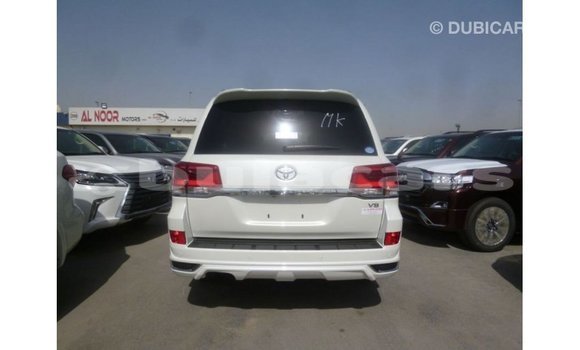 Buy Import Toyota Land Cruiser White Car in Import - Dubai in Central Buy Import Toyota Land Cruiser White Car in Import - Dubai in Central