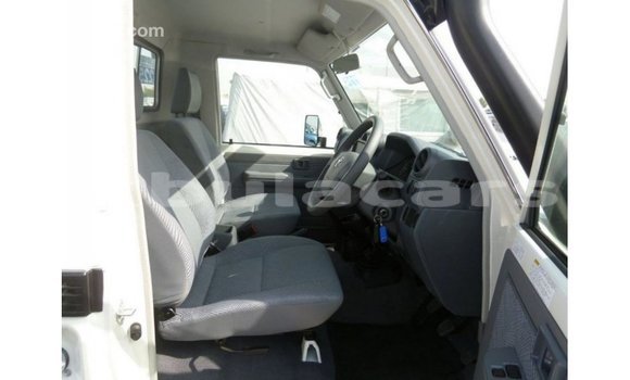 Buy Import Toyota Land Cruiser White Car in Import - Dubai in Central Buy Import Toyota Land Cruiser White Car in Import - Dubai in Central