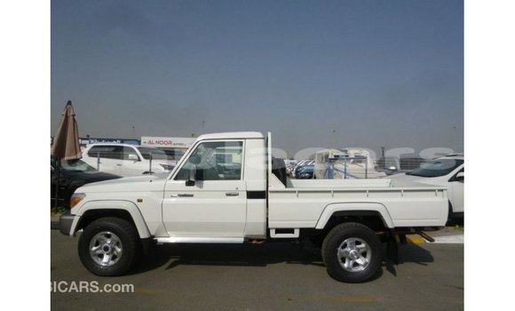 Buy Import Toyota Land Cruiser White Car in Import - Dubai in Central Buy Import Toyota Land Cruiser White Car in Import - Dubai in Central