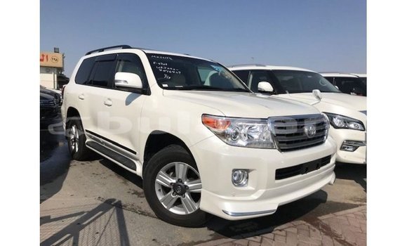 Buy Import Toyota Land Cruiser White Car in Import - Dubai in Central Buy Import Toyota Land Cruiser White Car in Import - Dubai in Central