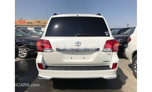 Buy Import Toyota Land Cruiser White Car in Import - Dubai in Central Buy Import Toyota Land Cruiser White Car in Import - Dubai in Central