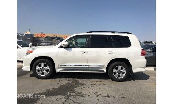 Buy Import Toyota Land Cruiser White Car in Import - Dubai in Central Buy Import Toyota Land Cruiser White Car in Import - Dubai in Central