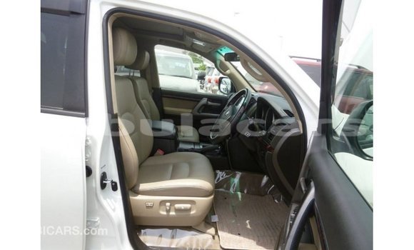 Buy Import Toyota Land Cruiser White Car in Import - Dubai in Central Buy Import Toyota Land Cruiser White Car in Import - Dubai in Central
