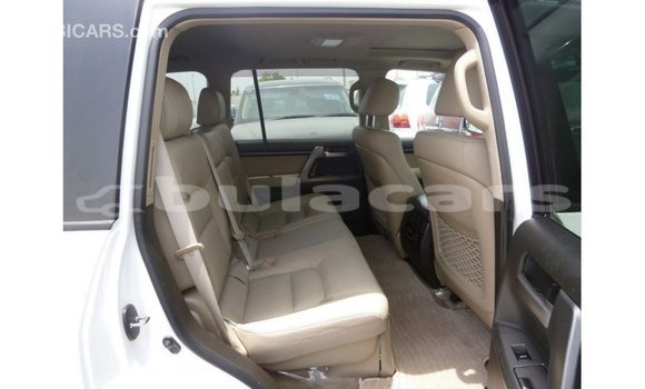Buy Import Toyota Land Cruiser White Car in Import - Dubai in Central Buy Import Toyota Land Cruiser White Car in Import - Dubai in Central