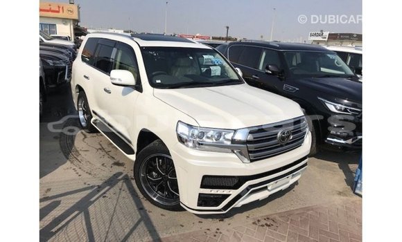 Acheter Import Voiture Toyota Land Cruiser Blanc à Import - Dubai, Central Acheter Import Voiture Toyota Land Cruiser Blanc à Import - Dubai, Central