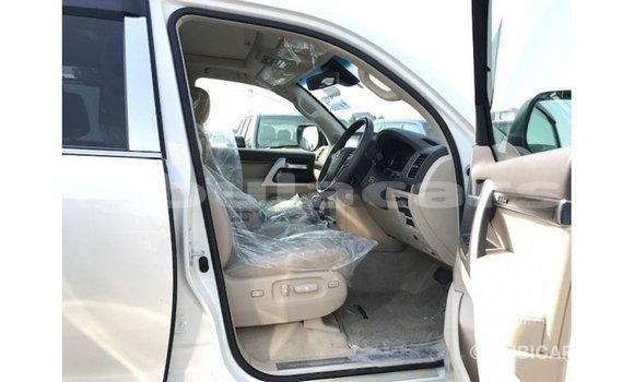 Acheter Import Voiture Toyota Land Cruiser Blanc à Import - Dubai, Central Acheter Import Voiture Toyota Land Cruiser Blanc à Import - Dubai, Central