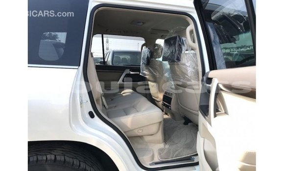 Acheter Import Voiture Toyota Land Cruiser Blanc à Import - Dubai, Central Acheter Import Voiture Toyota Land Cruiser Blanc à Import - Dubai, Central
