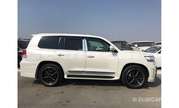 Acheter Import Voiture Toyota Land Cruiser Blanc à Import - Dubai, Central Acheter Import Voiture Toyota Land Cruiser Blanc à Import - Dubai, Central