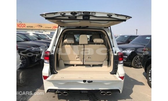 Acheter Import Voiture Toyota Land Cruiser Blanc à Import - Dubai, Central Acheter Import Voiture Toyota Land Cruiser Blanc à Import - Dubai, Central