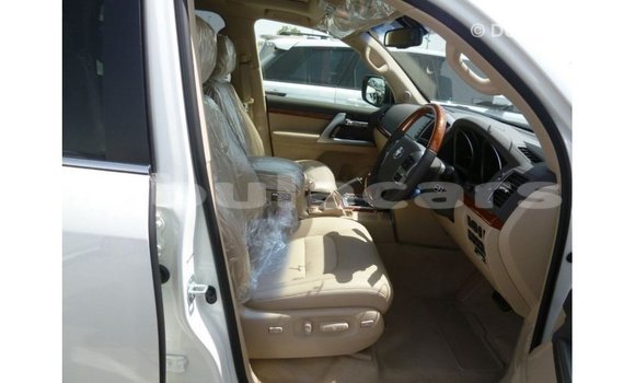 Acheter Import Voiture Toyota Land Cruiser Blanc à Import - Dubai, Central Acheter Import Voiture Toyota Land Cruiser Blanc à Import - Dubai, Central