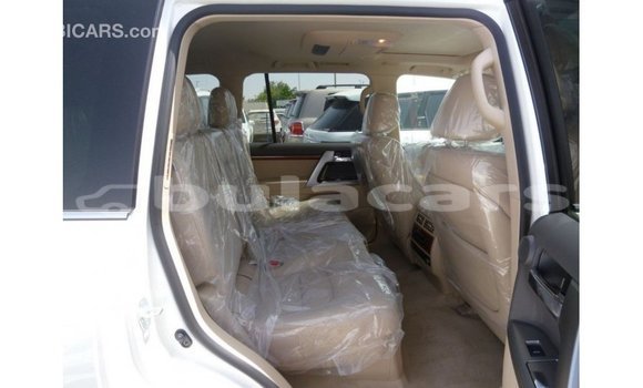 Acheter Import Voiture Toyota Land Cruiser Blanc à Import - Dubai, Central Acheter Import Voiture Toyota Land Cruiser Blanc à Import - Dubai, Central