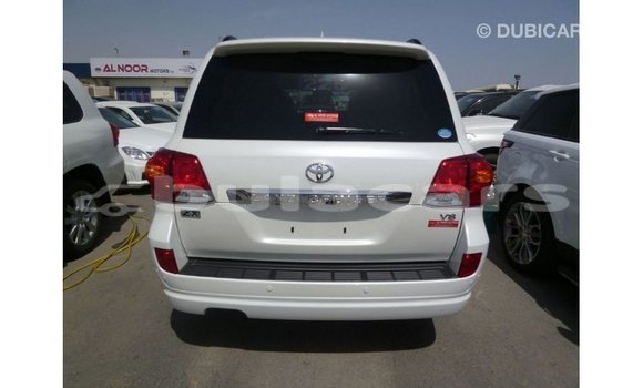 Acheter Import Voiture Toyota Land Cruiser Blanc à Import - Dubai, Central Acheter Import Voiture Toyota Land Cruiser Blanc à Import - Dubai, Central