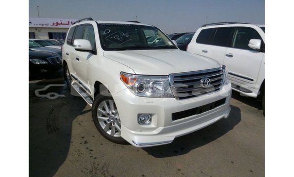 Buy Import Toyota Land Cruiser White Car in Import - Dubai in Central Buy Import Toyota Land Cruiser White Car in Import - Dubai in Central