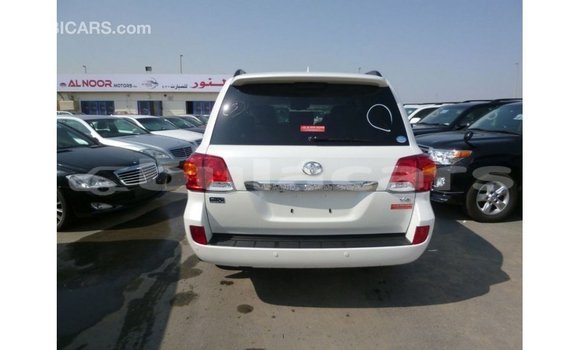 Buy Import Toyota Land Cruiser White Car in Import - Dubai in Central Buy Import Toyota Land Cruiser White Car in Import - Dubai in Central