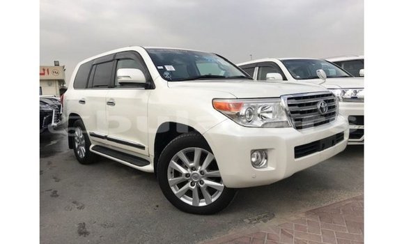 Acheter Import Voiture Toyota Land Cruiser Blanc à Import - Dubai, Central Acheter Import Voiture Toyota Land Cruiser Blanc à Import - Dubai, Central