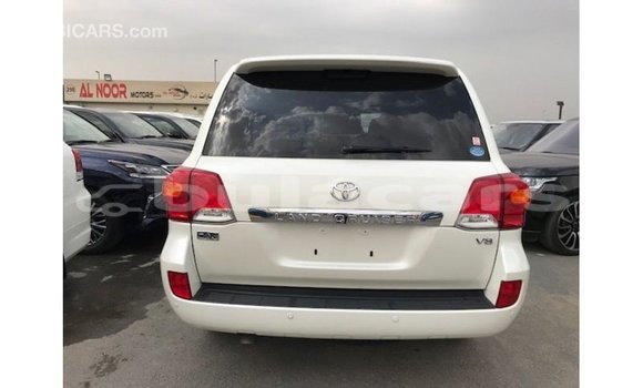 Acheter Import Voiture Toyota Land Cruiser Blanc à Import - Dubai, Central Acheter Import Voiture Toyota Land Cruiser Blanc à Import - Dubai, Central