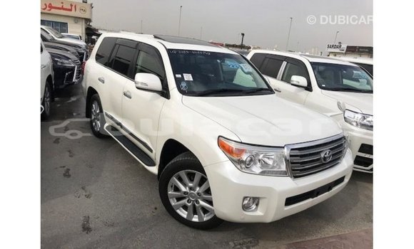 Acheter Import Voiture Toyota Land Cruiser Blanc à Import - Dubai, Central Acheter Import Voiture Toyota Land Cruiser Blanc à Import - Dubai, Central