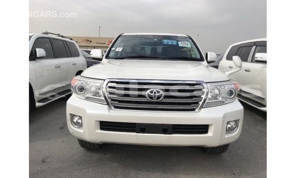 Acheter Import Voiture Toyota Land Cruiser Blanc à Import - Dubai, Central Acheter Import Voiture Toyota Land Cruiser Blanc à Import - Dubai, Central