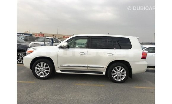 Acheter Import Voiture Toyota Land Cruiser Blanc à Import - Dubai, Central Acheter Import Voiture Toyota Land Cruiser Blanc à Import - Dubai, Central