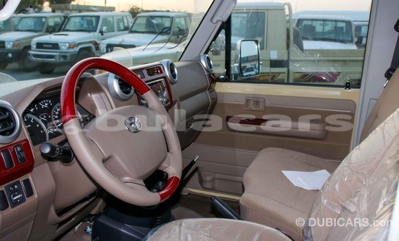 Acheter Import Voiture Toyota Land Cruiser Beige à Import - Dubai, Central Acheter Import Voiture Toyota Land Cruiser Beige à Import - Dubai, Central