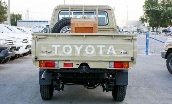 Acheter Import Voiture Toyota Land Cruiser Beige à Import - Dubai, Central Acheter Import Voiture Toyota Land Cruiser Beige à Import - Dubai, Central