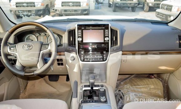 Acheter Import Voiture Toyota Land Cruiser Blanc à Import - Dubai, Central Acheter Import Voiture Toyota Land Cruiser Blanc à Import - Dubai, Central
