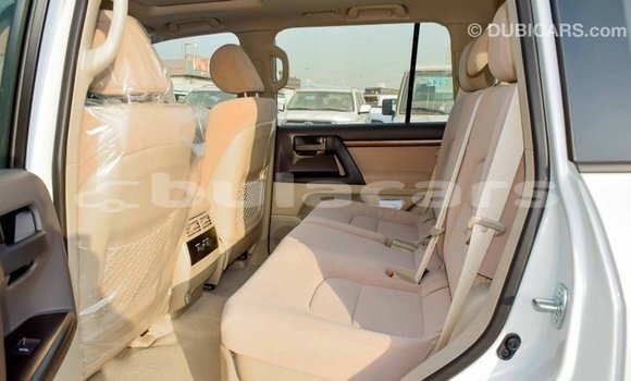 Acheter Import Voiture Toyota Land Cruiser Blanc à Import - Dubai, Central Acheter Import Voiture Toyota Land Cruiser Blanc à Import - Dubai, Central