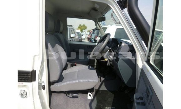 Buy Import Toyota Land Cruiser White Car in Import - Dubai in Central Buy Import Toyota Land Cruiser White Car in Import - Dubai in Central