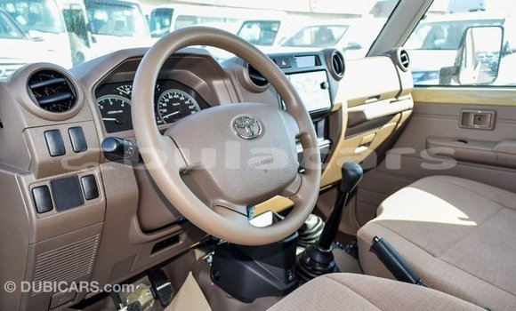 Acheter Import Voiture Toyota Land Cruiser Beige à Import - Dubai, Central Acheter Import Voiture Toyota Land Cruiser Beige à Import - Dubai, Central