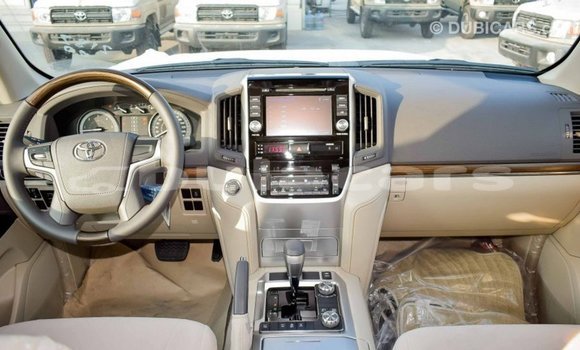 Acheter Import Voiture Toyota Land Cruiser Blanc à Import - Dubai, Central Acheter Import Voiture Toyota Land Cruiser Blanc à Import - Dubai, Central