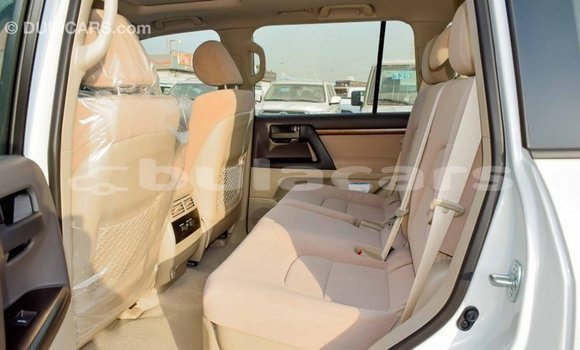 Acheter Import Voiture Toyota Land Cruiser Blanc à Import - Dubai, Central Acheter Import Voiture Toyota Land Cruiser Blanc à Import - Dubai, Central