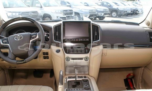 Buy Import Toyota Land Cruiser White Car in Import - Dubai in Central Buy Import Toyota Land Cruiser White Car in Import - Dubai in Central