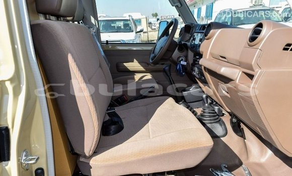 Acheter Import Voiture Toyota Land Cruiser Beige à Import - Dubai, Central Acheter Import Voiture Toyota Land Cruiser Beige à Import - Dubai, Central