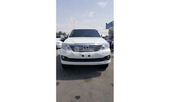 Acheter Import Voiture Toyota Fortuner Blanc à Import - Dubai, Central Acheter Import Voiture Toyota Fortuner Blanc à Import - Dubai, Central
