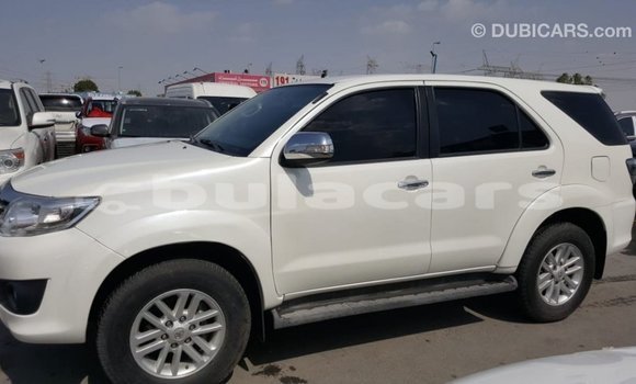 Acheter Import Voiture Toyota Fortuner Blanc à Import - Dubai, Central Acheter Import Voiture Toyota Fortuner Blanc à Import - Dubai, Central