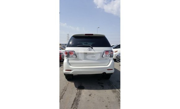 Acheter Import Voiture Toyota Fortuner Blanc à Import - Dubai, Central Acheter Import Voiture Toyota Fortuner Blanc à Import - Dubai, Central