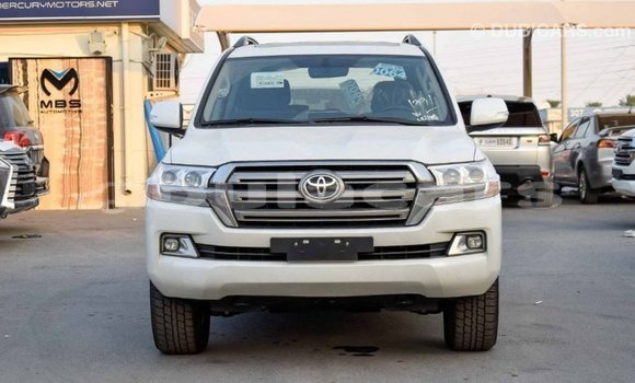 Acheter Import Voiture Toyota Land Cruiser Blanc à Import - Dubai, Central Acheter Import Voiture Toyota Land Cruiser Blanc à Import - Dubai, Central