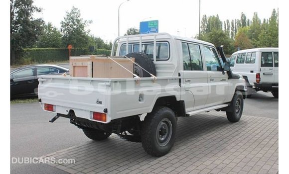 Buy Import Toyota Land Cruiser White Car in Import - Dubai in Central Buy Import Toyota Land Cruiser White Car in Import - Dubai in Central