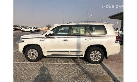 Acheter Import Voiture Toyota Land Cruiser Blanc à Import - Dubai, Central Acheter Import Voiture Toyota Land Cruiser Blanc à Import - Dubai, Central