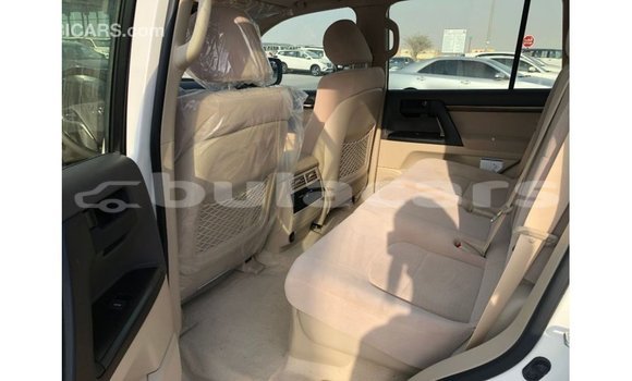 Acheter Import Voiture Toyota Land Cruiser Blanc à Import - Dubai, Central Acheter Import Voiture Toyota Land Cruiser Blanc à Import - Dubai, Central