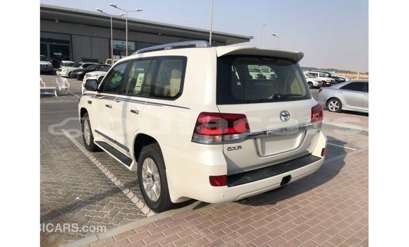 Acheter Import Voiture Toyota Land Cruiser Blanc à Import - Dubai, Central Acheter Import Voiture Toyota Land Cruiser Blanc à Import - Dubai, Central