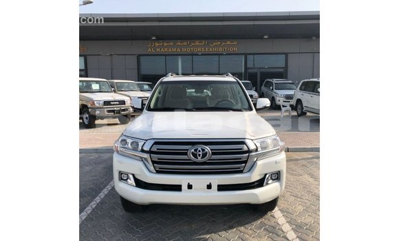 Acheter Import Voiture Toyota Land Cruiser Blanc à Import - Dubai, Central Acheter Import Voiture Toyota Land Cruiser Blanc à Import - Dubai, Central