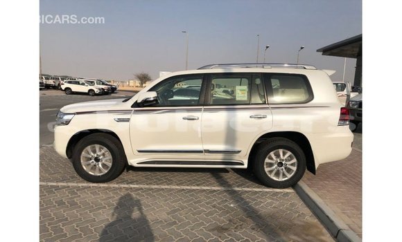 Acheter Import Voiture Toyota Land Cruiser Blanc à Import - Dubai, Central Acheter Import Voiture Toyota Land Cruiser Blanc à Import - Dubai, Central