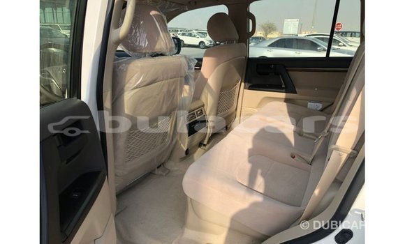 Acheter Import Voiture Toyota Land Cruiser Blanc à Import - Dubai, Central Acheter Import Voiture Toyota Land Cruiser Blanc à Import - Dubai, Central