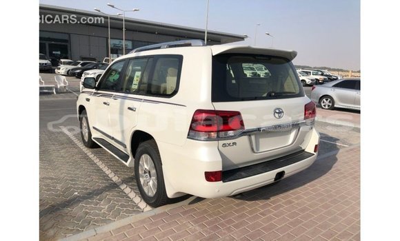 Acheter Import Voiture Toyota Land Cruiser Blanc à Import - Dubai, Central Acheter Import Voiture Toyota Land Cruiser Blanc à Import - Dubai, Central